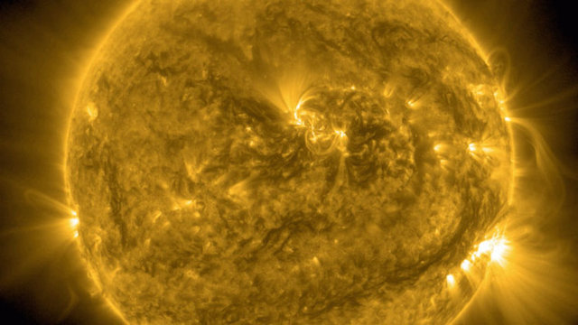 Durmaksızın uzayı görüntüleyen kameralar tarafından yakalanan güneş patlamaları.