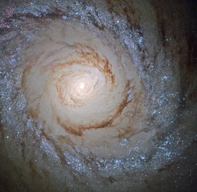 Dünya'dan 156 milyon ışık yılı uzaklıktaki Messier 94 galasisinin Hubble Teleskopuyla yakalanmış bir görüntüsü.