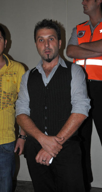 Eşiyle her geçen gün daha da uzaklaştıklarını iddia ederek anlaşmalı boşanma davası açan Hakan Tevetoğlu'nun talebini yerinde bulan mahkeme, çiftin boşanmasına karar verdi.