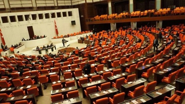 7 Haziran seçimi sonrasında ortaya çıkan siyasi belirsizlik tablosu nedeniyle, hiçbir partinin tek başına hükümet kuramaması üzerine AK Parti ile CHP ve AK Parti ile MHP arasında koalisyon görüşmeleri yapılmıştı. Ancak bu görüşmelerden bir sonuç çıkmamış ve 1 Kasım'da yeniden seçime gidilmişti.