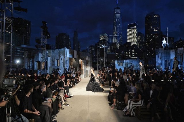 Givenchy'nin yeni koleksiyonu için Paris yerine New York Moda Haftası'nı tercih etmesi oldukça şaşırtan olaylardan biriydi.