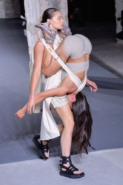 Rick Owens'ın Sonbahar 2016 koleksiyonunda tanıttığı iki kişilik (modellik) elbisesi...