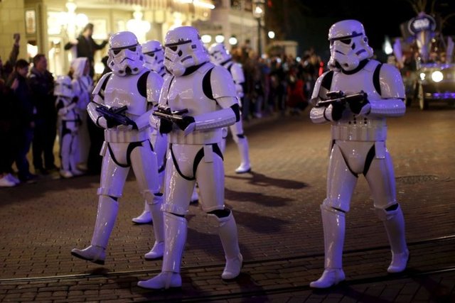 Aralarında Birol Namoğlu, Murat Dalkılıç, Büşra Pekin'in de bulunduğu isimler filme büyük ilgi gösterdi. Ünlüler çektikleri fotoğrafları da sosyal medya hesaplarından takipçileri ile paylaştılar.