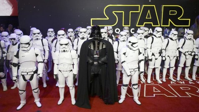 Tüm dünyada merakla beklenen Star Wars: Güç Uyanıyor için Avrupa prömiyeri İngiltere'nin başkenti Londra'da gerçekleştirildi. Türkiye'de de gece yarısı ilk seanslar yapıldı.