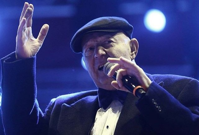 Yazdığı şarkılarla Türk Pop müziğine yön veren sanatçılardan Kayahan