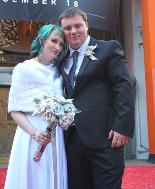 Star Wars serisinin son filmi 'Star Wars : Güç Uyanıyor' Hollywood'da 'Star Wars' usulü bir nikahla vizyona girdi.