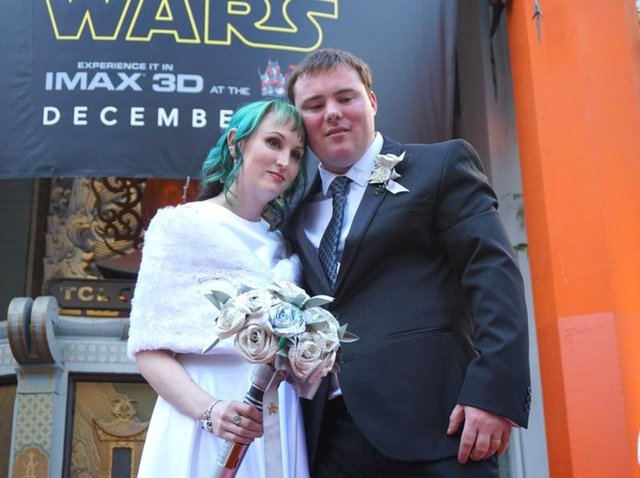 Ünlü Chinese Theatre önünde gerçekleşen ilginç nikah töreninde 34 yaşındaki kamyon şöförü gelin Caroline Ritter ve 29 yaşındaki itfaiye görevlisi Andrew Porters Star Wars hayranlarının şahitliğinde dünya evine girdi.