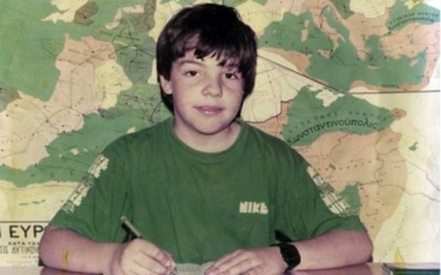 SİYASİLERİ HİÇ BÖYLE GÖRMÜŞ MÜYDÜNÜZ?  - Bu fotoğraftaki küçük çocuk şimdinin en tanınan siyasetçilerinden biri...