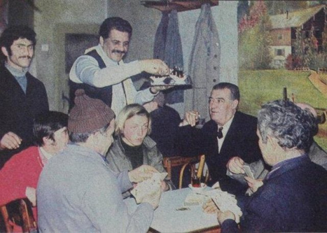 1971 kahvesinde çay veren bu ünlü sanatçının kim olduğunu tahmin edebildiniz mi?
