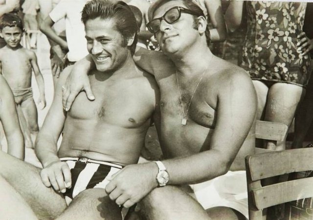 Cüneyt Arkın'ın yanında poz veren sanatçının kim olduğunu tahmin edebildiniz mi?