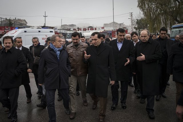 Yangının gerçekleştiği bölgeyi yoğun bir duman tabakası kapladı. Yangını duyarak olay yerine gelen bazı esnafların, dükkanlarından, zarar görmeyen mallarını çıkarmaya çalıştığı görüldü.