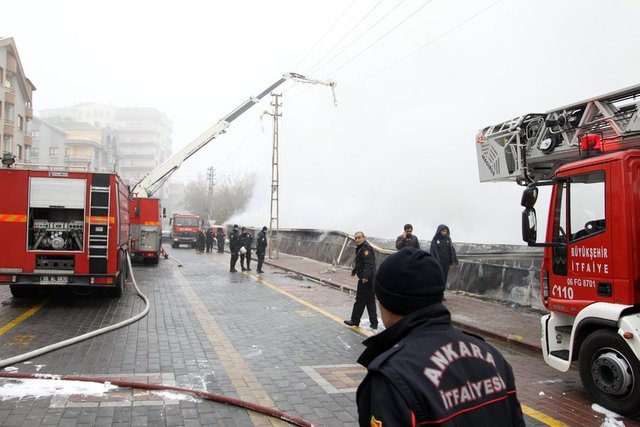 Çok sayıda itfaiye ekibinin müdahale ettiği yangın, söndürüldü. İtfaiye ekiplerinin soğutma çalışması yaptığı halk pazarındaki 250 iş yeri tamamen yanarak kullanılamaz hale geldi.