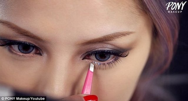 Sihirbaz olarak adlandırılan Koreli bloggerın pop yıldızı Taylor Swift'e dönüşmesi internette tıklanma rekorları kırdı… -  