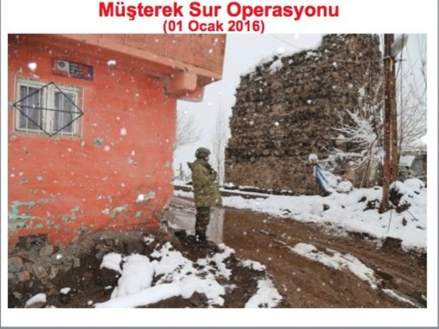 Operasyonların sürdüğü mahallelerdeki birçok evde bu küçük delikler dikkat çekiyor. Deliklerin çapını küçük tutan teröristler böylece merminin namludan çıktığı anda ortaya çıkan "namlu ağzı alevi"nin görülmesini engellemeyi amaçlıyor.  -  