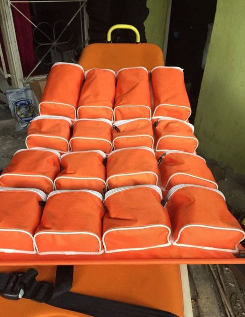 Güvenlik güçlerinin Yafes Mahallesinde bulduğu evde çok sayıda sedye ve tıbbi malzeme ele geçirildi.