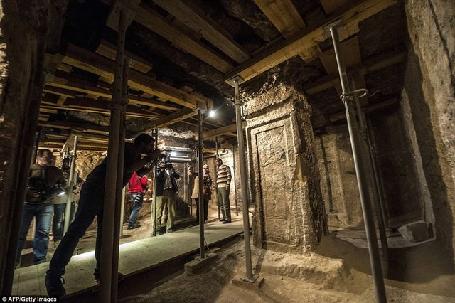Mısır firavunu Tutankhamun'un mezarı keşfedildiği tarih olan 1996'dan beri ilk defa ziyaretçilere açıldı.