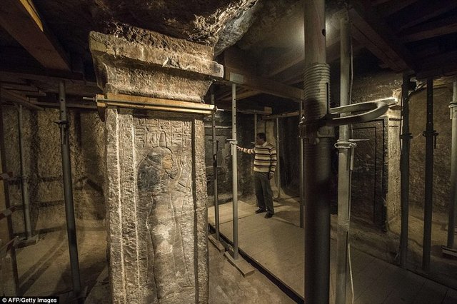 Bunun üzerine yetkililer çareyi Tutankhamun'un mezar odasını açmakla buldu.