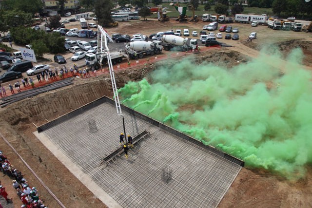 6 Haziran 2011'de Timsah Arena'ya ilk kazma vuruldu... Arena'nın resmi açılışı ise 21 Aralık Pazartesi günü gerçekleştirildi.