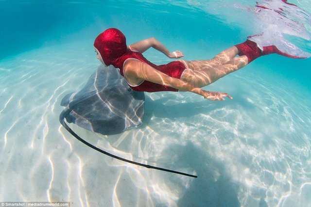 Buna rağmen bu 3 model bikini giyerek vatozlarla birlikte yüzerek pozlar verdi.