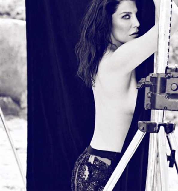 Takipçilerden bazıları Akkaya'yı 'annesin, böyle şeyler yapma' diye uyarırken; bazıları da fotoğrafta büyültecek bir şey olmadığını söyleyerek, eleştirenlere sert çıkmıştı.