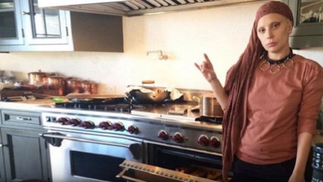 LADY GAGAMutfağında yemek yaptıktan sonra 'bozkurt' işareti yapan Lady Gaga, bu görüntüsüyle Türkiye'de en çok konuşulan isim oldu. -   -  