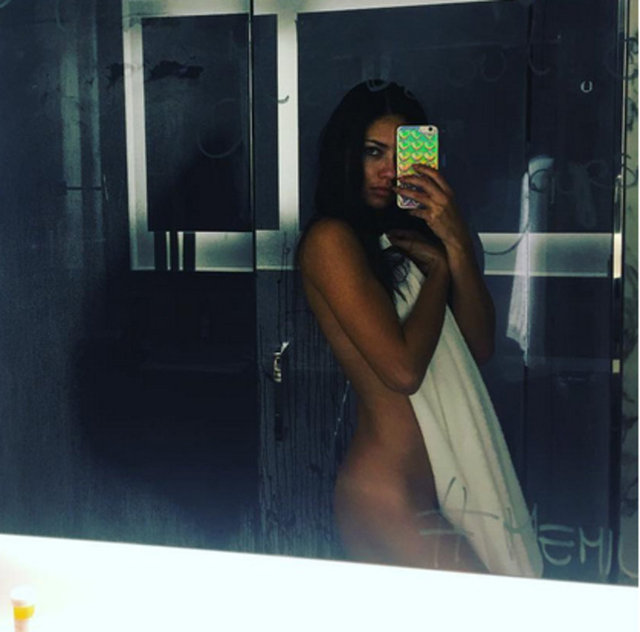 Elinde cep telefonuyla çırılçıplak ayna karşısına geçen Lima, sadece beyaz bir havluya sarındı. Basketbolcu eşi Marko Jaric'ten boşandıktan sonra özel hayatında sorunlar yaşayan Adriana Lima'nın Ryan Seacrest'ın aşk yaşadığı iddia edilmişti.