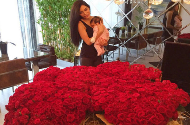 CEREN HİNDİSTANOyuncu doğum yaptıktan 20 gün sonra 3300 gülle bu pozu vermişti. -  