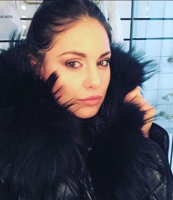 Thompson bu pozdan hemen önce üzerinde kürküyle yine banyoda çektirdiği bir pozu da "New York çok soğuk" notuyla takipçileriyle paylaşmıştı.