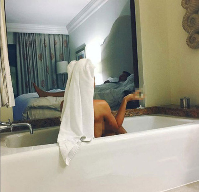 Eşi yatakta yattığı sırada küvete giren Jelena Karleusa'nın paylaşımı kısa sürede çok sayıda beğeni alırken, takipçileri 'Tosic yatakta yatıyorsa ve Jelena da küvetteyse o zaman fotoğrafı kim çekti?' diye sordu.