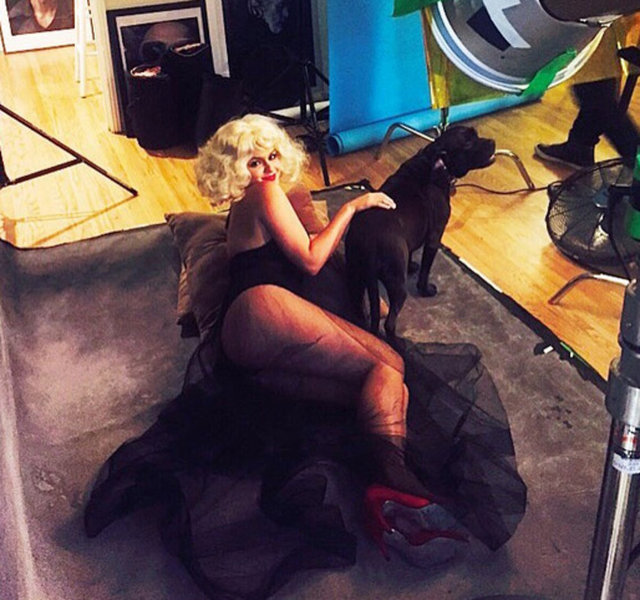 ARIEL WINTERModern Family dizisiyle genç yaşta adını duyuran Ariel Winter sarı bir perukla objektif karşısına geçtiği pozunu Instagram sayfasında paylaştı. Genç oyuncunun "gizli çekim" notuyla paylaştığı bu pozu hayranları arasında merak uyandırdı. Paylaştığı pozun geçmişte çekilmemesine rağmen sanki daha önce çekilmiş gibi etiketlenmesi de dikkatlerden kaçmadı.