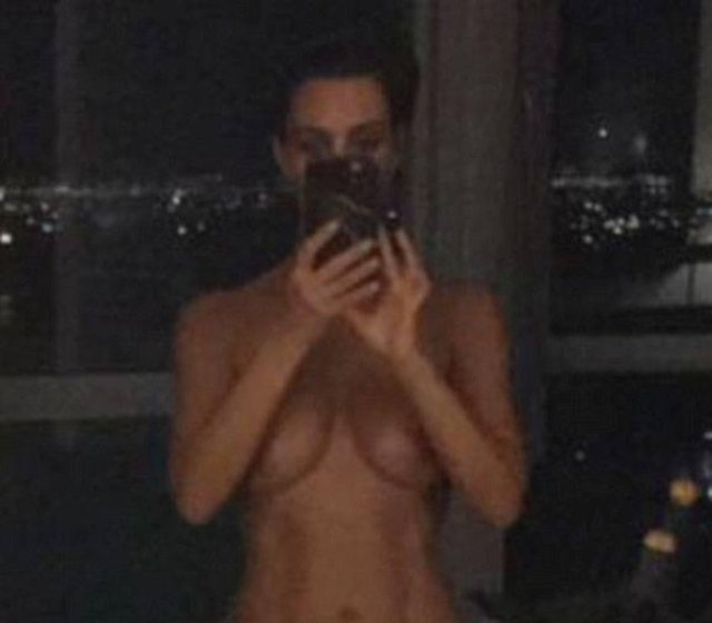 Miami'deki bir otel odasında gecenin ilerleyen saatlerinde ayna karşısına geçen 35 yaşındaki Kardashian, göğüslerini de elleriyle kapatarak çeşitli pozlarını çekti. Sonra da bunları sosyal medyadaki takipçiyeriyle paylaştı. Tüm bedenine bronz bir görünüm veren spray sıkan Kardashian hayranlarına da "bunu sizin için yaptım" notunu yazdı.