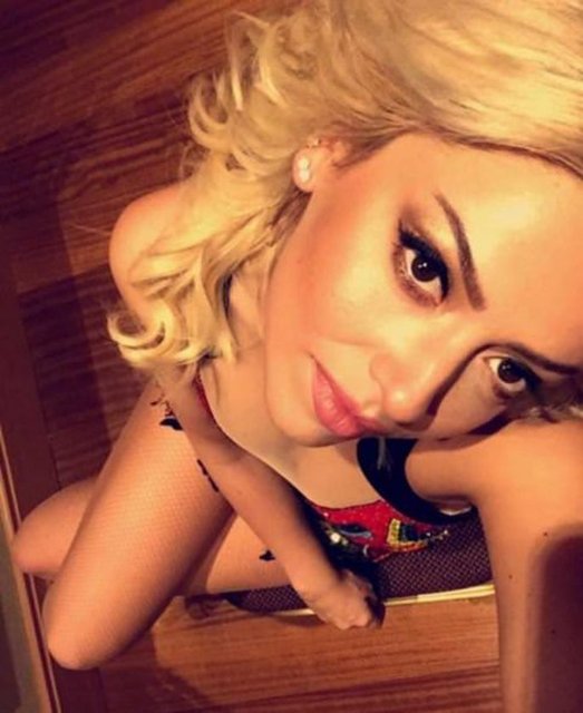 HADİSEAnkara'da hayranları ile buluşan Hadise'nin kulis fotoğrafı çok konuşulmuştu.