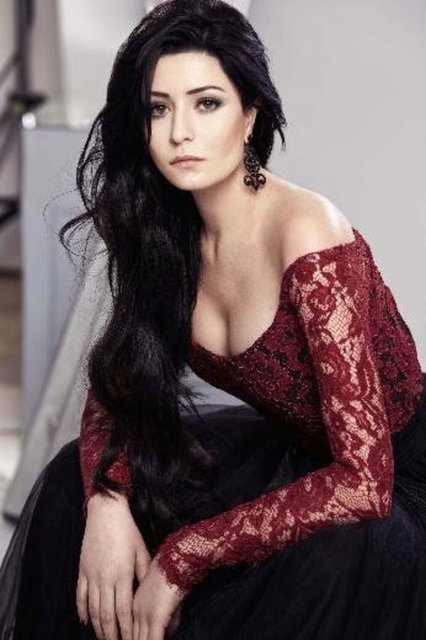 Takipçileri 34 yaşındaki oyuncunun paylaşımı için "Bu resmi kesin sildiricek Oktay bey, Yer yüzünde sizin gibi güzellikler olduğu sürece ne bu yürekten ne bu bedenden sevdayı kovsakta gitmezz, Muhteşem poz, Oktay Bey görmesin" şeklinde yorumlar yapmıştı.