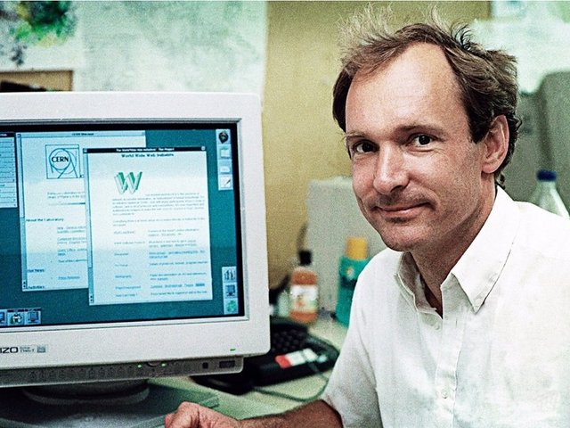 Tarihteki ilk web site, 20 Aralık 1990 yılında İsviçre'de CERN Araştırma tesislerinde bilimadamı Tim Berners-Lee tarafından oluşturuldu.