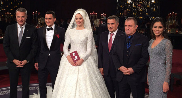 Çiftin düğününe Beşiktaş Kulübü Başkanı Fikret Orman, İkinci Başkan Ahmet Nur Çebi, Sayman Yönetim Kurulu Üyesi Ahmet Kavalcı, Kulüp Basın Sözcüsü Metin Albayrak, Futbol Dış İlişkilerden Sorumlu Yönetim Kurulu Üyesi Erdal Torunoğulları, Teknik Direktör Şenol Güneş, siyah-beyazlı futbolcular ve Türkiye Futbol Direktörü Fatih Terim katıldı.