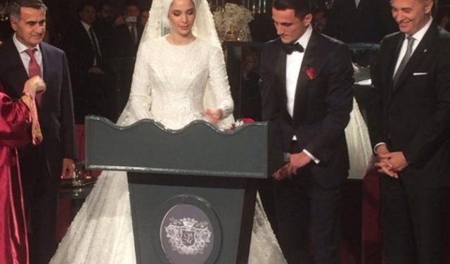 Mustafa-Sena çiftinin nikah şahitliklerini Beşiktaş Kulübü Başkanı Fikret Orman, Teknik Direktör Şenol Güneş ve Türkiye Futbol Direktörü Fatih Terim yaptı.