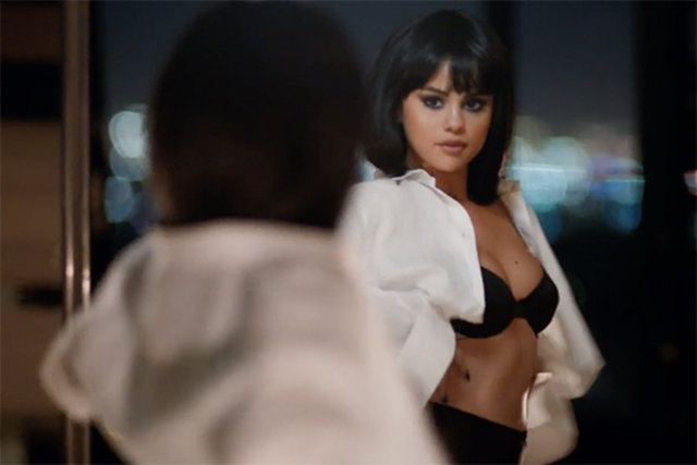 Klipte Selena Gomez'e Christopher Mason eşlik ediyor. 