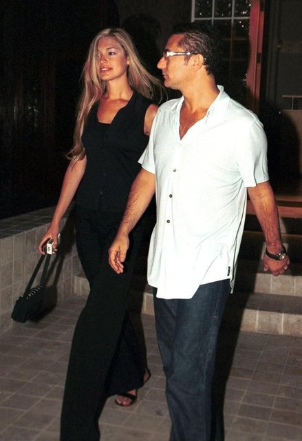 Mehmet Ali Erbil, boşanırken 200 bin TL tazminat ödedi, bir de eski eşinin yıllık 11 bin dolar olan eğitim masraflarını üstlendi. - Erbil, 2004'ten beri görüşmediği Sedef Altıntaş'ı ve aralarındaki ilişkiyi 3 yıl önce verdiği röportajda anlatmıştı: "Bütün eşlerim arasında Sedef en farklı olandı. Bazı şeyleri unutmadı. Belki çok sevdiği, belki çok genç olduğu için... Bazı şeylerin izleri onda çok ağır oldu. O yüzden onunla görüşemedik. Bu evlilik için hata diyemem. O bir aşk evliliğiydi. Birden birbirimize aşık olduk ve evlendik. O benim için çok özeldir. Çok gençti. Birçok şeyi benimle birlikte yaşayıp gördü."