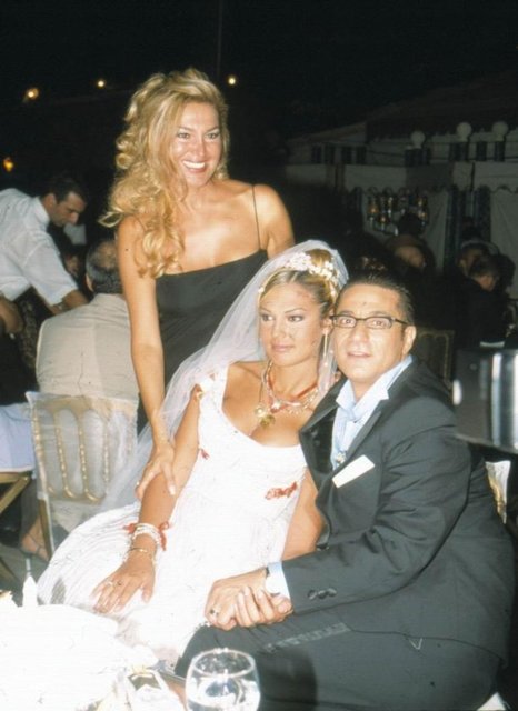İkili, 3 haftalık flörtün ardından 28 Ağustos 2001'de nikah masasına oturdu.