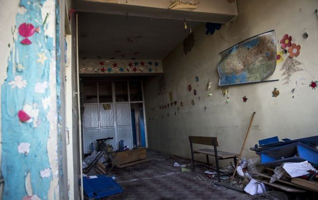 Çatışmanın yoğun şekilde yaşandığı Fatihpaşa ve Cemal Yılmaz Mahallesindeki birçok ev ve iş yeri teröristlerin infilak ettirdiği patlayıcılar nedeniyle kullanılamaz hale gelirken, binalarda da çok sayıda kurşun izleri dikkati çekiyor.  -  