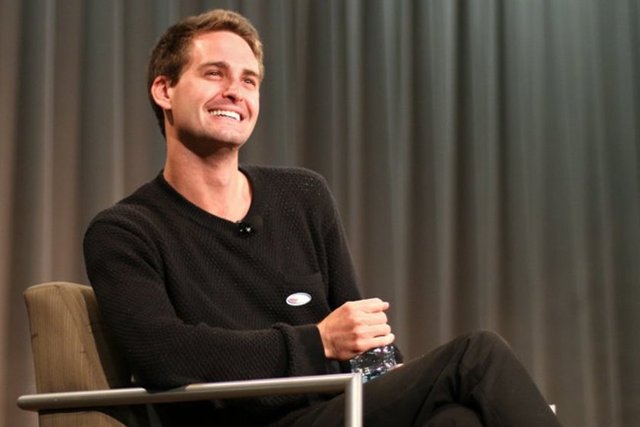 Evan Spiegel - Yaş : 25 - Serveti: 2 milyar dolar.  -  