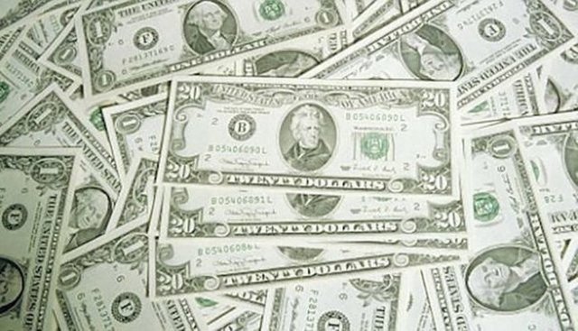 İnşaat işçileri bir evin altında 500.000 dolar buldular.  -  