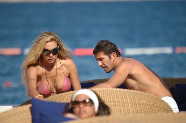 Bir hayranı ise Işıl Reçber'i şöyle savundu: "Ne yapsın kadın, size yaranmak için Fikirtepe minibüsünde mi fotoğraf çekip koysaydı!"