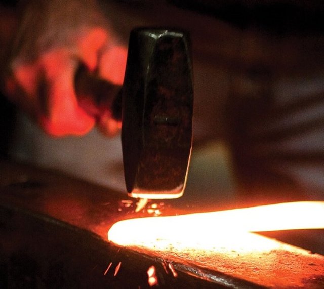 M.Ö. 1200 YIL ÖNCE - DEMİR ÇAĞININ BAŞLANGICIDemiri eritilip işleyen ilk medeniyet, M.Ö. 1400'lü yıllarda Hititlerdir. 200 yıl sonra Avrupa'ya yayılmış ve artık demirden alet ve silahlar geliştirilmeye başlanmış, Demir Çağı resmen başlamıştır.