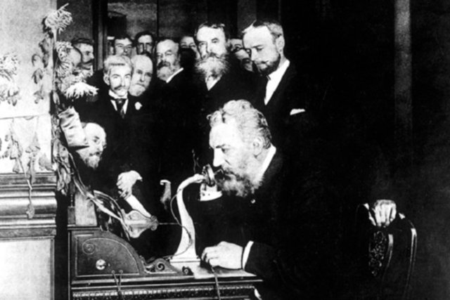 1876 - TELEKOMÜNİKASYONUN GELİŞİMİ7 Mart 1876'da Alexander Graham Bell, ABD Patent Ofisi'ne gelmiş geçmiş en iyi buluşlardan birisini kaydettirmiştir.