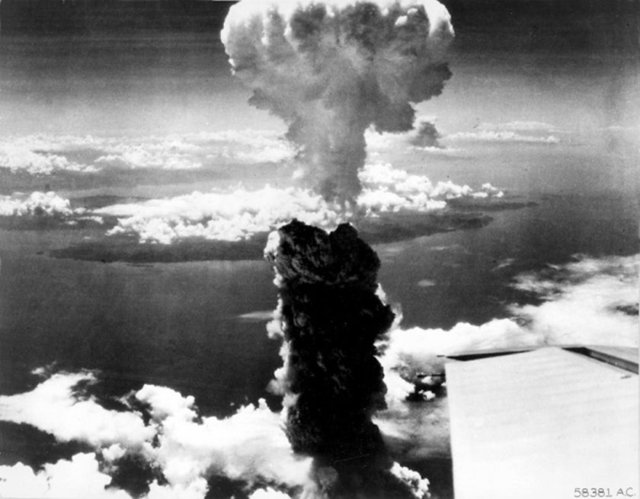 6 Ağustos 1945 yılında sabah saatler 08.15'i gösterirken ABD, Japonya'nın Hiroşima kentine 12.500 TNT gücünde atom bombası atarak yüzbinlerce insanın ölümüne neden olmuştur.
