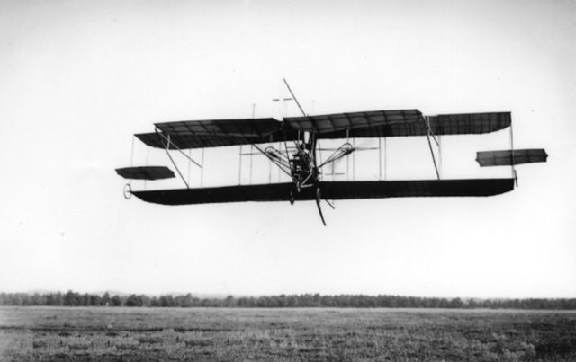 1903 - İLK İNSANLI UÇUŞ1903 yılında ilk defa insan kontrolündeki havadan daha ağır bir makine 12 saniye boyunca havada kalmıştı. Wright kardeşlerin yaptığı uçak zamanla havacılık sektörünün önünü açmış oldu.