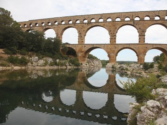 M.Ö. 200 YIL ÖNCE - BETONUN İNŞAAT MALZEMESİ OLARAK KULLANILMASIMilattan önce 200'lü yıllarda Romalılar betonu ilk defa bir yapı malzemesi olarak kullanmaya başladı. Su geçirmezlik ve dayanıklılık özelliği nedeniyle tapınak ve devlet binaları beton kullanılarak tekrar inşaa edildi.