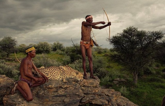 M.Ö. 15000 YIL ÖNCE - OK VE YAY KULLANIMIÇok net bilgiler olmamasına rağmen araştırmacılara göre tarihte ok ve yay ilk olarak milattan 15 bin yıl önce Afrika'da kullanılmaktaydı.