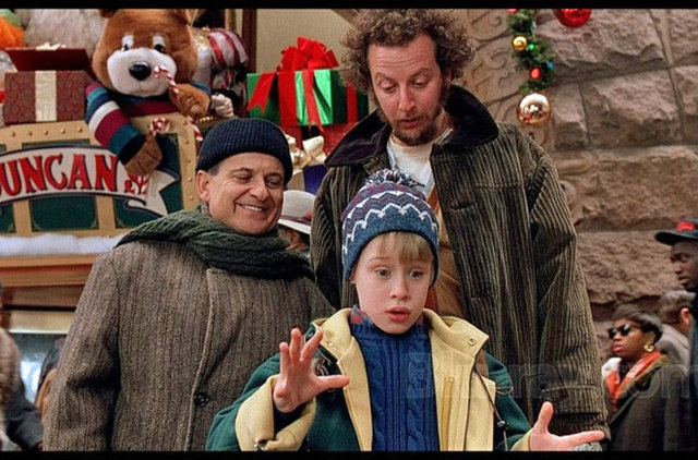 Başrollerinde Macaulay Culkin, Daniel Stern ve Joe Pesci'nin oynadığı, 1990 yapımı Home Alone (Evde tek başına) adlı filmi hatırlarsınız. Noel tatili için Fransa'ya giden ailesinin bir unutkanlık anında geride bıraktığı filmin küçük kahramanı Kevin McCallister'ın, (Macaulay Culkin) hırsızlara karşı verdiği kahramanca mücadelenin anlatıldığı film...